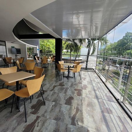 Hotel Med 33 Medellin Bagian luar foto