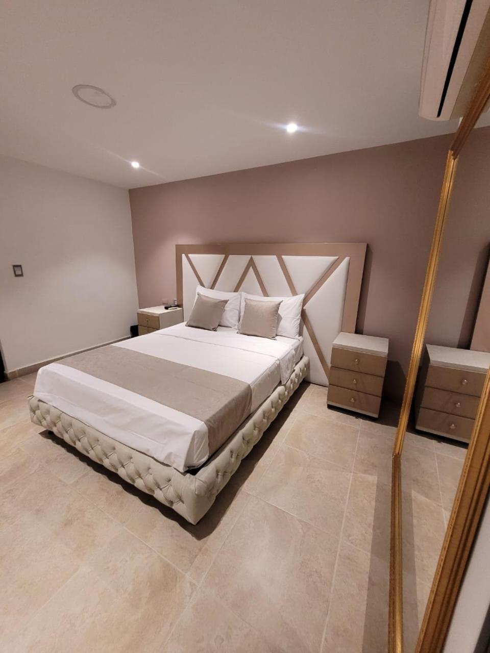 Hotel Med 33 Medellin Bagian luar foto