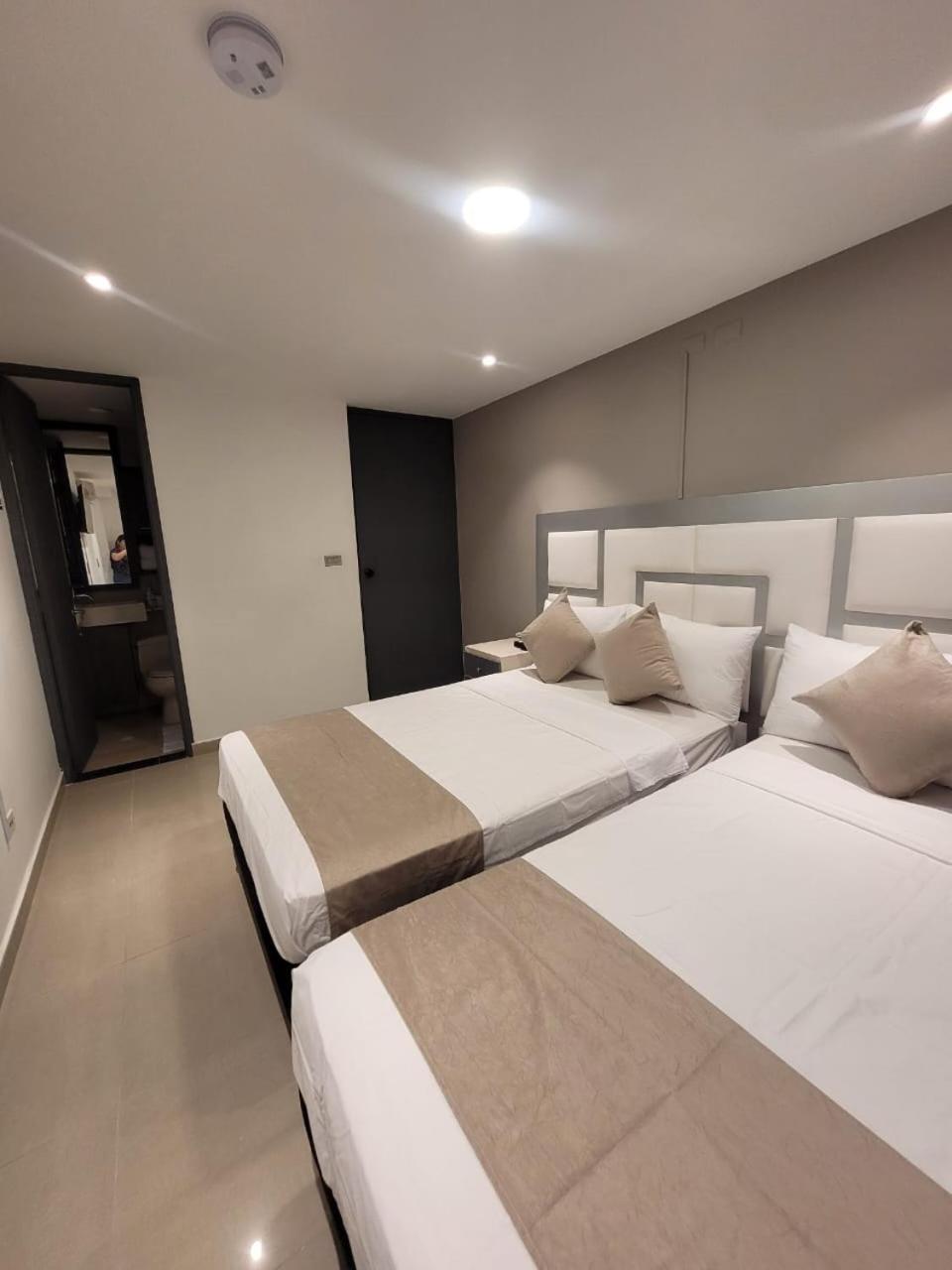 Hotel Med 33 Medellin Bagian luar foto