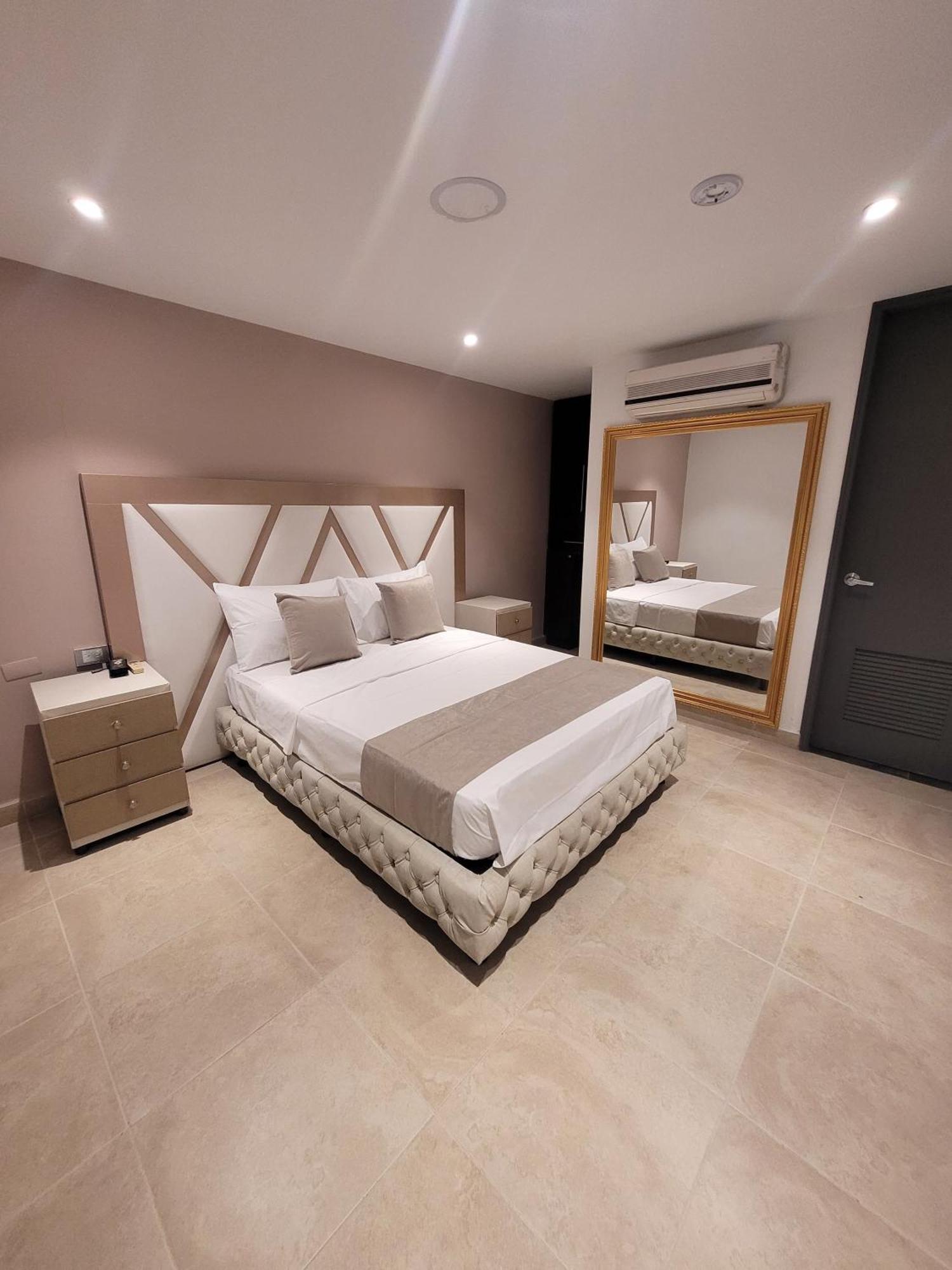 Hotel Med 33 Medellin Bagian luar foto